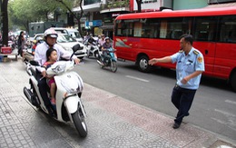 Phạt cả trăm người đi xe máy leo lề tại trung tâm Sài Gòn