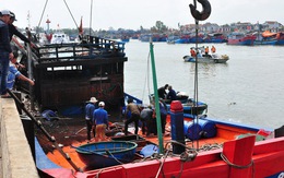 ​Cháy tàu cá, khoảng 5.000 lít dầu tràn ra biển