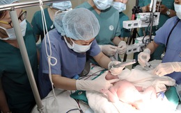40 y, bác sĩ cùng mổ cứu thai nhi trong bụng mẹ