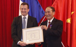 Pháp trao Huân chương Cành cọ hàn lâm cho ông Nguyễn Nhiên