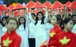 Hàng ngàn tà áo dài học trò ngập phố đi bộ Nguyễn Huệ