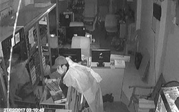 Clip cảnh sát bắt trộm 'giả ma' đột nhập tiệm máy tính