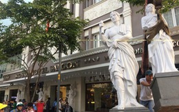 Cẩu tượng khách sạn lấn chiếm vỉa hè Sài Gòn