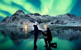​Màn cầu hôn ‘siêu lãng mạn’ dưới bắc cực quang