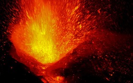 Núi lửa ở Ý nổ bất ngờ, 10 người bị thương