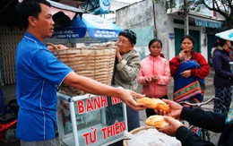 Bán đậu phộng dạo mua bánh mì cho người nghèo