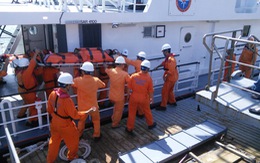 ​Cứu 2 ngư dân bị bệnh trên vùng biển Hoàng Sa