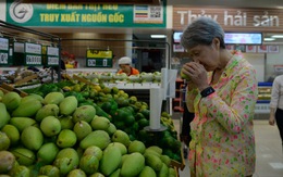 Phu nhân Thủ tướng Singapore mua nhiều rau, xoài cát Hòa Lộc