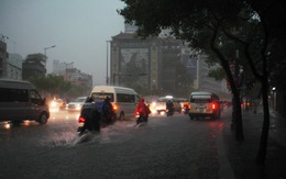 Sài Gòn mưa trận 2 tối trời, ngập đường và kẹt xe