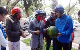 ​Bạn trẻ Huế bán dưa hấu giúp dân Quảng Ngãi