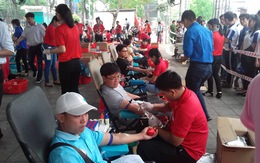 Nhiều thanh niên tham gia hiến máu tình nguyện