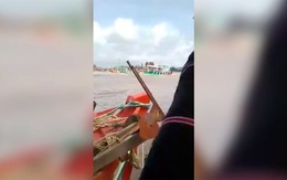 Clip khoảnh khắc tàu chìm hoảng loạn trên biển Gành Hào