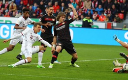 ​B.M không thắng nổi 10 người Leverkusen