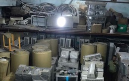Phát hiện kho hàng chứa hàng trăm thiết bị điện cũ nhập lậu