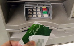 Ngân hàng có quyền quyết định thu phí dịch vụ thẻ ATM?