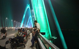 Cầu Nhật Tân lung linh đèn, nhiều người lên cầu 'tự sướng'