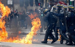 Cảnh sát Paris đụng độ người biểu tình phản đối bà Le Pen