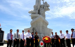 Dâng hoa tại tượng đài hữu nghị Việt - Nga