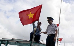 Tặng xuồng cứu sinh, thay cờ Tổ quốc mới cho ngư dân