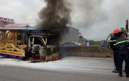 Xe tang chở quan tài bốc cháy trên quốc lộ