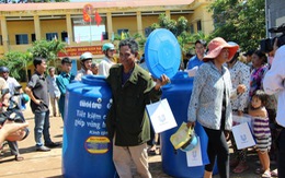 Tặng bồn chứa nước cho người dân Bình Phước