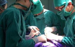 ​Phẫu thuật tạo hình cho em bé không có mông