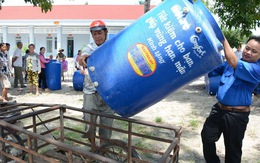 Người dân biên giới Tây Ninh nhận bồn chứa nước
