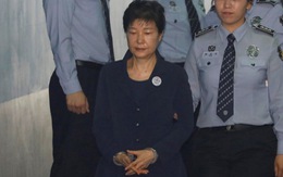 Cựu tổng thống Park Geun Hye bị còng tay ra tòa