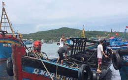 Đang đậu tại cảng Sa Huỳnh, tàu cá bốc cháy dữ dội