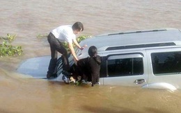 Xe hơi tông chết nhân viên phà rồi lao xuống sông