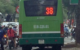 Đình chỉ tài xế lái xe buýt chạy ào ào trên vỉa hè Sài Gòn