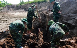 Xử lý an toàn quả bom 'khủng' dưới chân đê sông Luộc