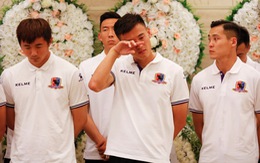 Cầu thủ và CĐV đội Beijing Enterprises rơi lệ tiễn đưa Tiote