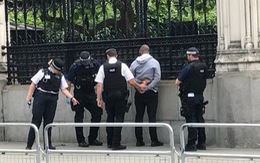 Cảnh sát Anh bắt giữ kẻ xách dao lao vào Quốc hội