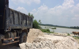 Bắt quả tang xe chở cát trộm lòng hồ Châu Pha