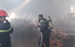 Cháy công ty gỗ, hàng chục công nhân chạy thoát thân