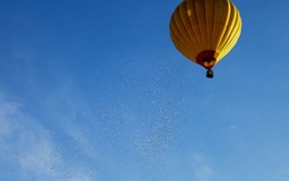Rải tiền từ khinh khí cầu để gửi thông điệp về cơ hội kiếm tiền?