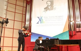 'Thần đồng' Trần Lê Quang Tiến đoạt giải đặc biệt violin Tchaikovski