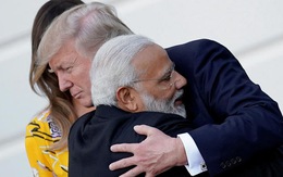 Khi Tổng thống Mỹ và thủ tướng Ấn ôm nhau thắm thiết