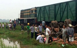 Xe tải chở gạch bị tàu hỏa đâm nát, tài xế thiệt mạng