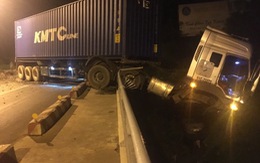 Xe container 'vắt' lơ lửng trên thành cầu Sêrepok