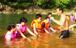 Ngăn sông dạy bơi cho trò