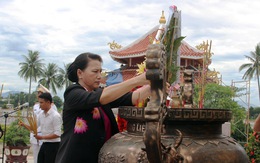Chủ tịch Quốc hội viếng nghĩa trang liệt sĩ ở Quảng Nam