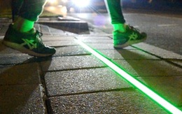 ​Chile lắp đặt đèn giao thông trên mặt đường cho người "nghiện" di động