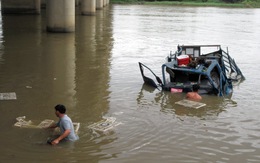 Xe tải chở gà tông sập lan can, bay xuống sông Dinh