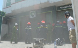 Một phòng giao dịch ngân hàng Vietcombank bị cháy
