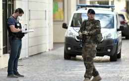 Pháp bắt nghi phạm tông xe vào binh lính