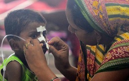 Ấn Độ: Sợ bệnh viện công, cha mẹ đưa con trốn viện