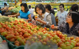 Tăng thuế VAT: Người tiêu dùng phải 'thắt lưng buộc bụng'