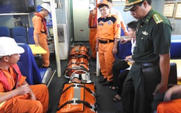 Vượt sóng cứu 2 ngư dân trên biển Hoàng Sa